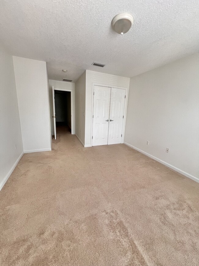 Building Photo - 302 Cherry Way