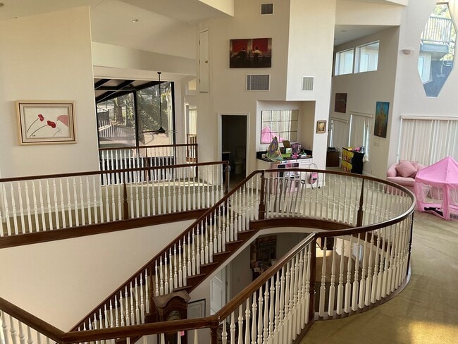 Building Photo - Spacious and Furnished 9 Bedroom House Nea...