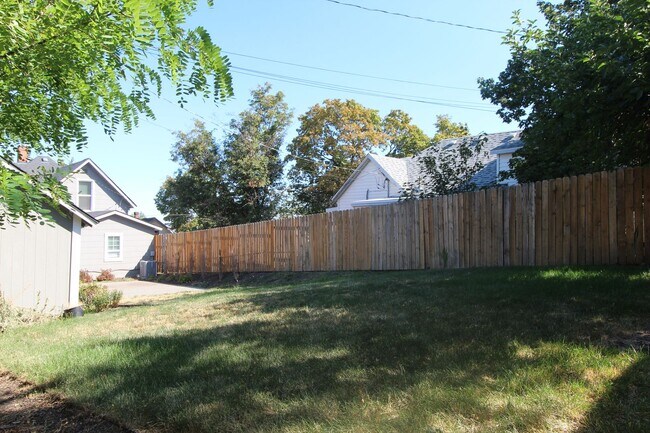 Building Photo - 614 E Hartson Ave