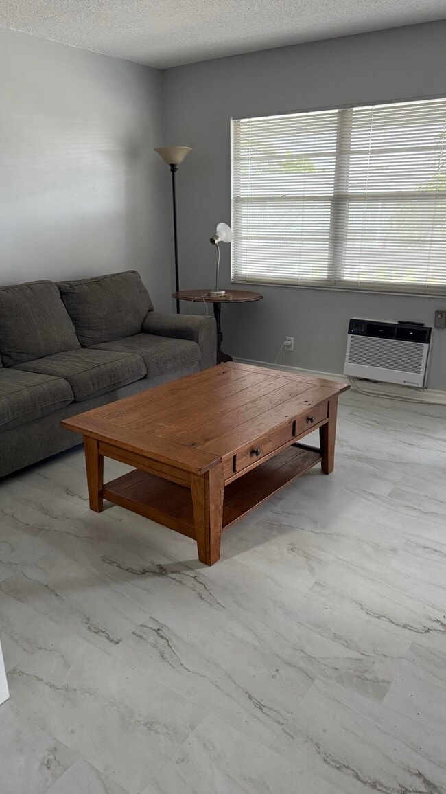 Building Photo - 52 Newport Ct