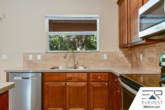 Building Photo - 27 Raintree Pl