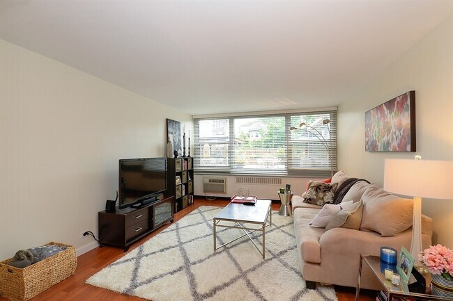 Building Photo - 555 W Cornelia Ave