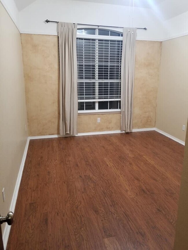 Building Photo - 5727 Woodmoss Ln