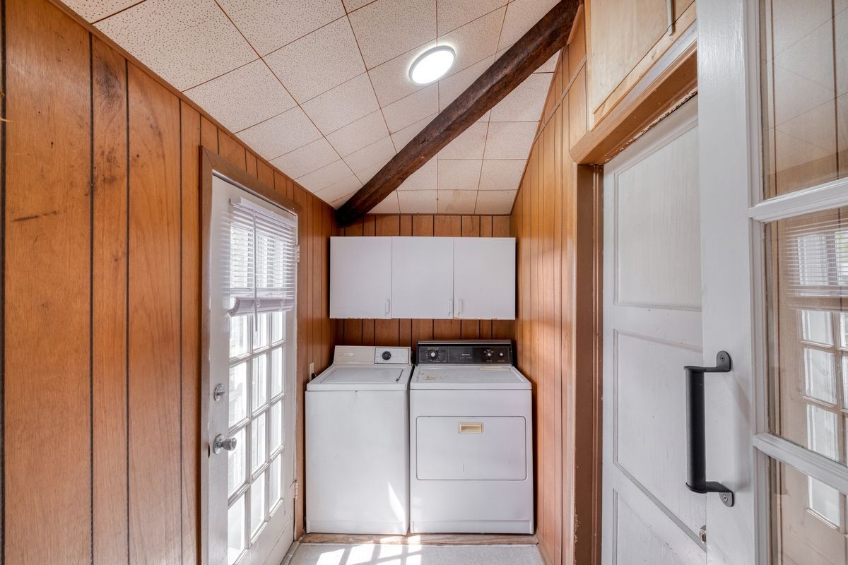 Building Photo - 710 N Ave H