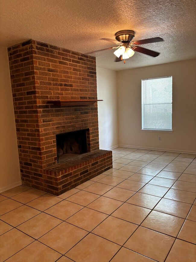 Building Photo - 2 bedroom 2 bath