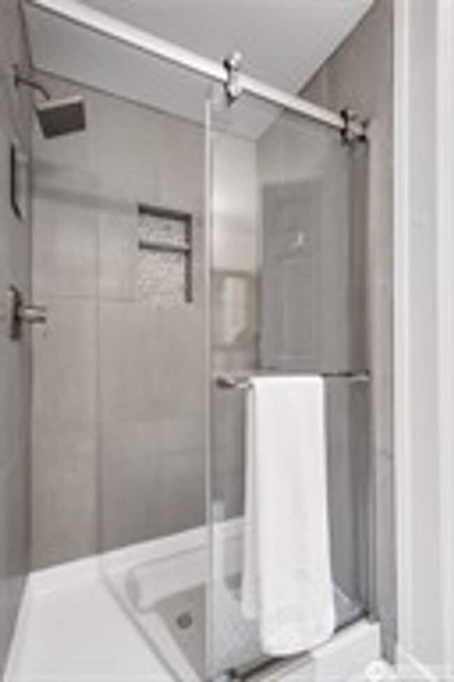 Building Photo - 2Bd/2.25Ba Kent Condo