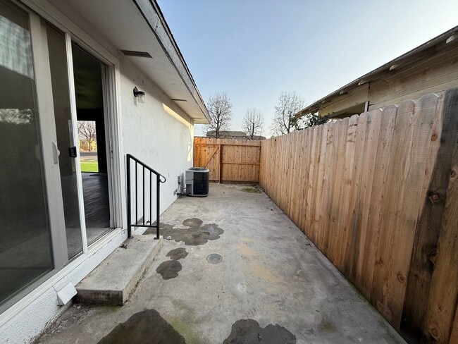 Building Photo - 2 Bedroom 1 Bath for rent!