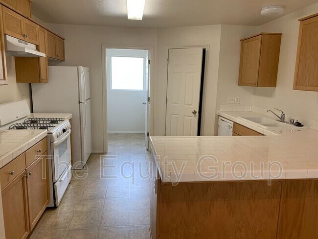 Building Photo - 4233 W Walnut Ave