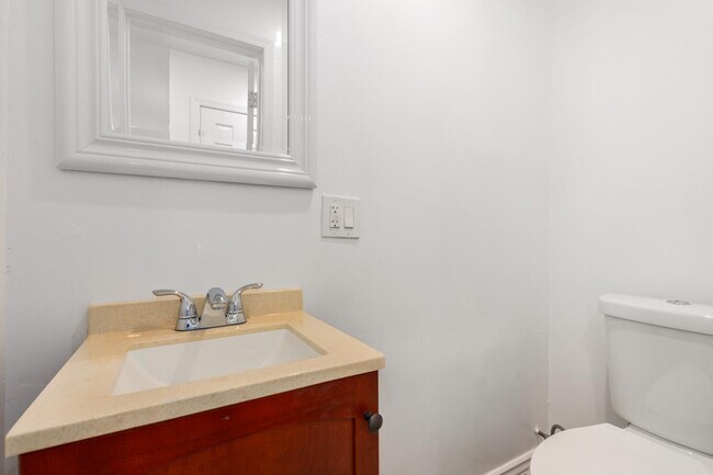 Building Photo - 1100 W 12th St