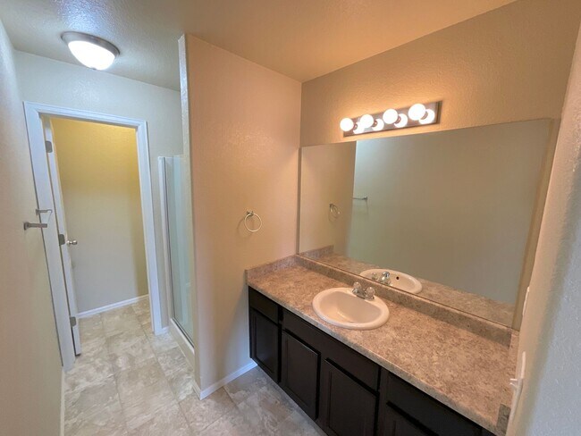 Building Photo - 3 Bedroom Townhome Available Near Hancock ...