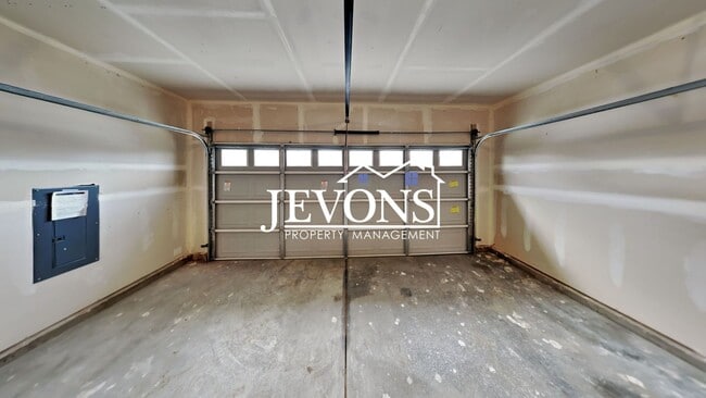 Building Photo - Enchanting 2020-built single-family home i...