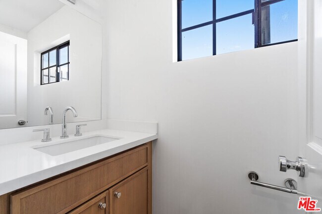 Building Photo - 2541 Stoner Ave