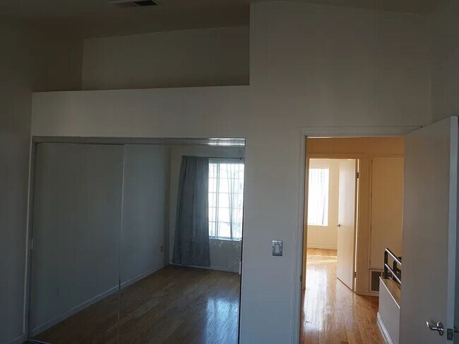 Building Photo - Beautiful Townhouse | Prime Location