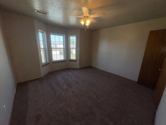 Building Photo - 4 bed 2story, 2 full baths, fenced yard, i...