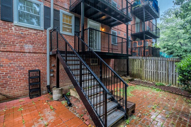 Building Photo - Charming 2 Bed 2 Bath Condo with a Fenced ...