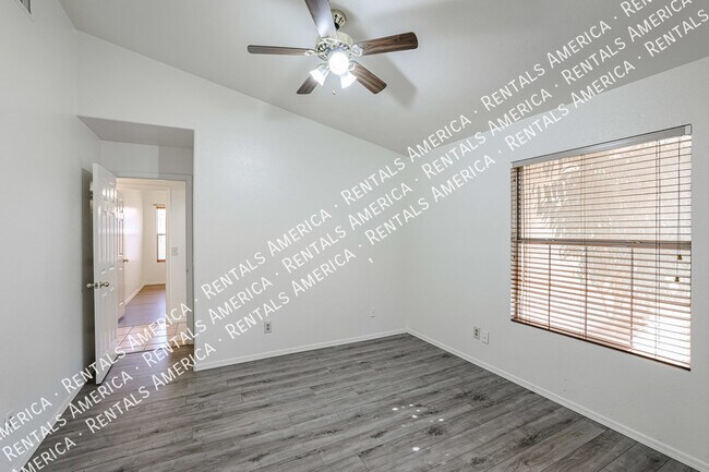 Building Photo - 1105 N Quail