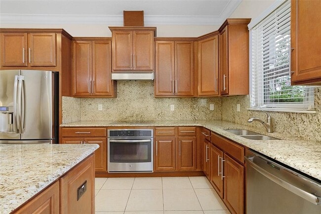 Building Photo - 13813 Benavente Ave