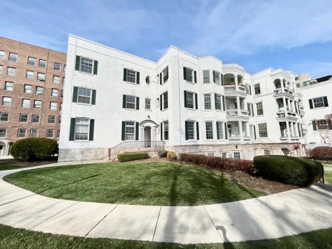 Building Photo - White Manor