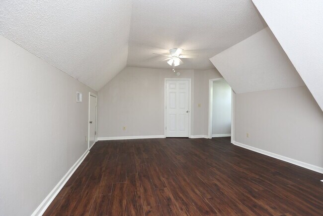 Building Photo - 495 Forest Ridge Dr