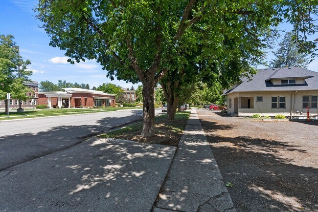 Building Photo - Renovated 5 Bed, 2 Bath House + Office EWU Off Campus Housing! AVAILABLE 7/20!