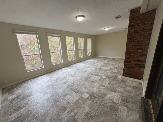 Building Photo - 3 Bed/2.5 Bath in Brookwood Subdivision