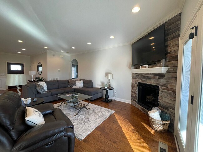 Building Photo - Fully Furnished, Short Term Rental, 1 Mont...