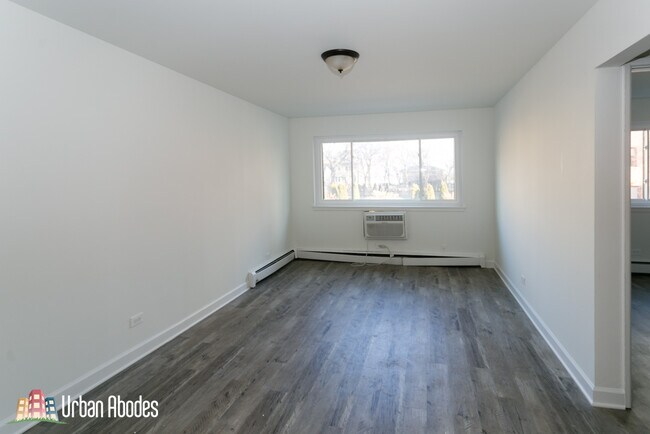 Building Photo - 6211 N Kenmore Ave