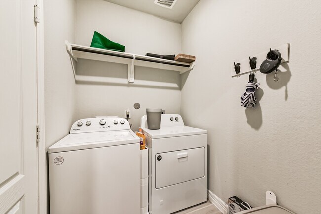 Building Photo - 123 Buttonwood Ct