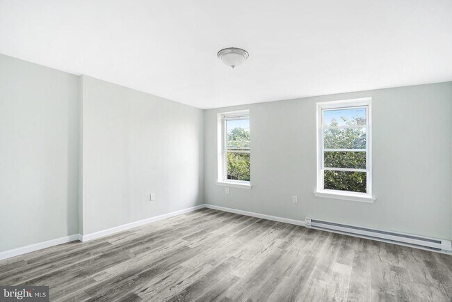 Building Photo - 565 Line St