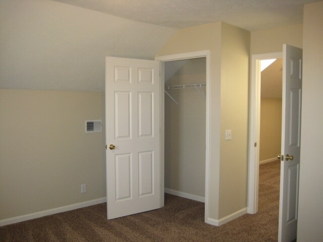 Building Photo - 1013 Victoria Ln W