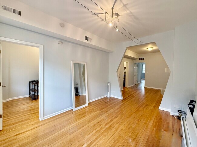 Building Photo - 937 N Ashland Ave