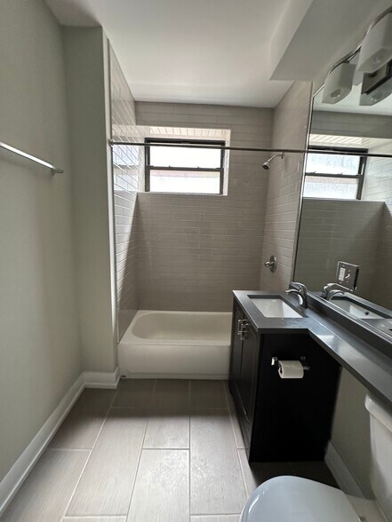 Building Photo - 910 W George St