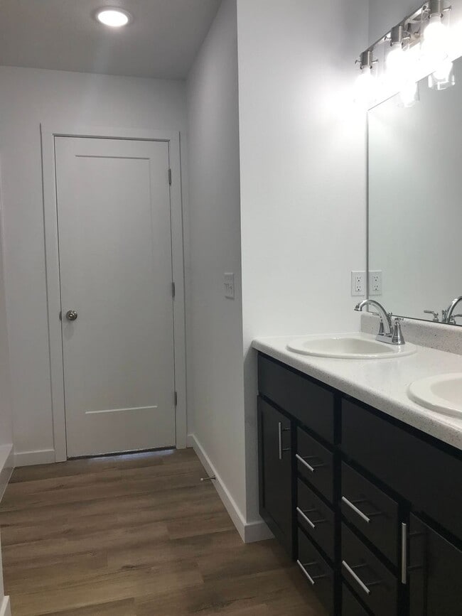 Building Photo - Executive Rental -  4 Bedroom 3 Baths