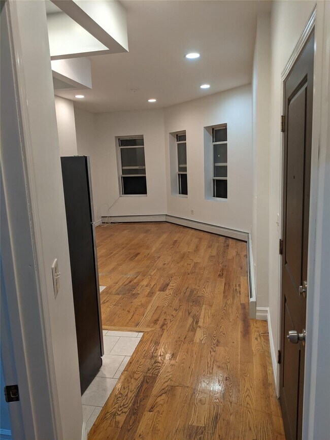 Building Photo - 1351 Putnam Ave