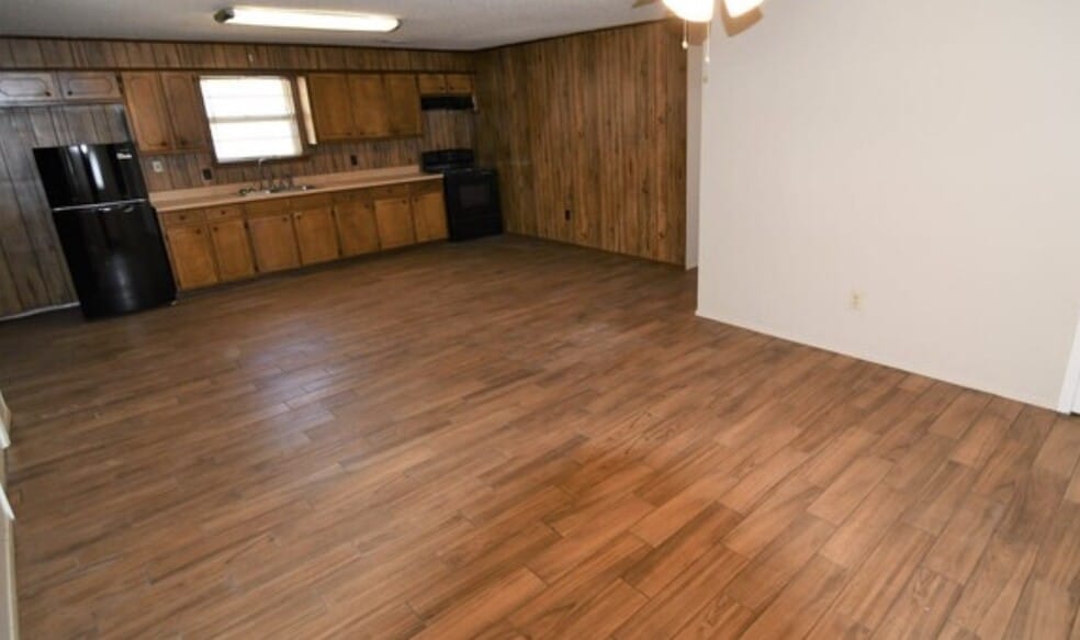 Building Photo - 4587 Yvonne Dr