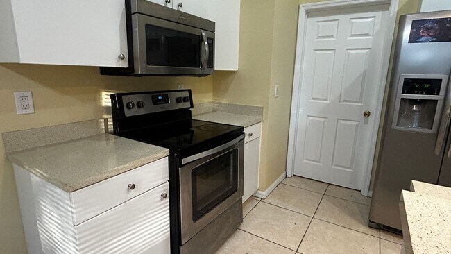 Building Photo - Charming 3-Bed, 2-Bath Home in Lehigh Acre...