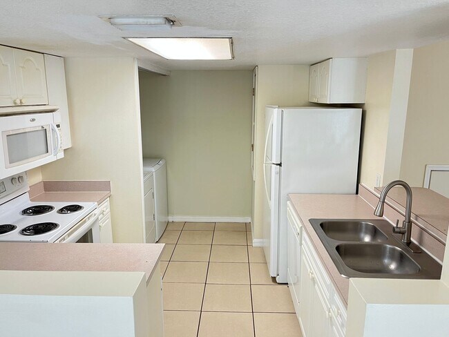 Building Photo - 3bed/2bath townhouse close to Disney inclu...