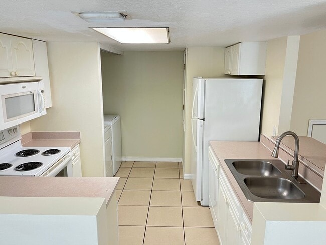 Building Photo - Beautiful 3bed/2bath townhouse close to Di...