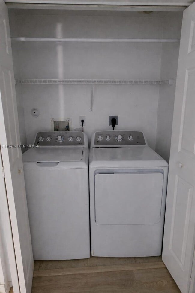 Building Photo - 6036 SW 19th Ct