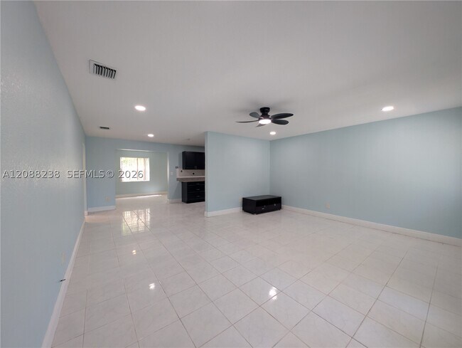 Building Photo - 2912 Sunshine Blvd