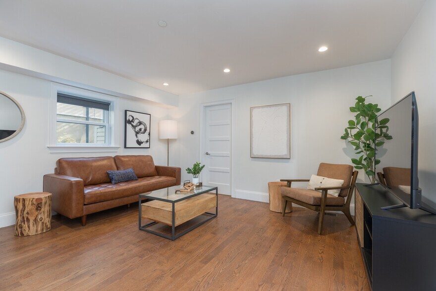 Building Photo - 121 Centre St