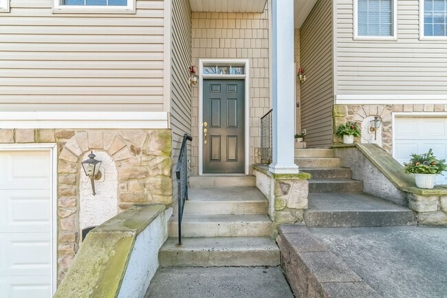 Building Photo - 487 Fort Hill Cir