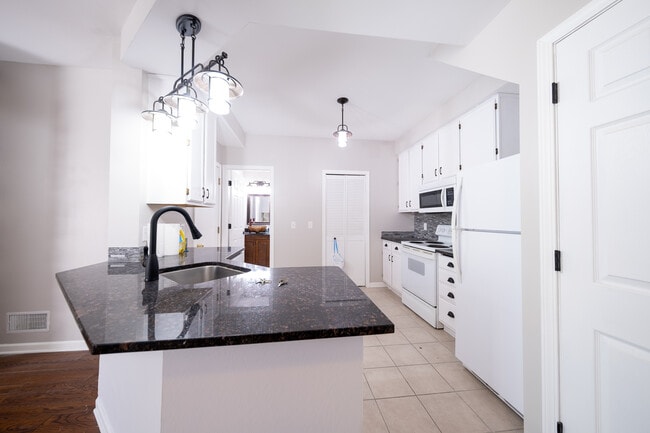 Building Photo - 15345 Greenhaven Ln