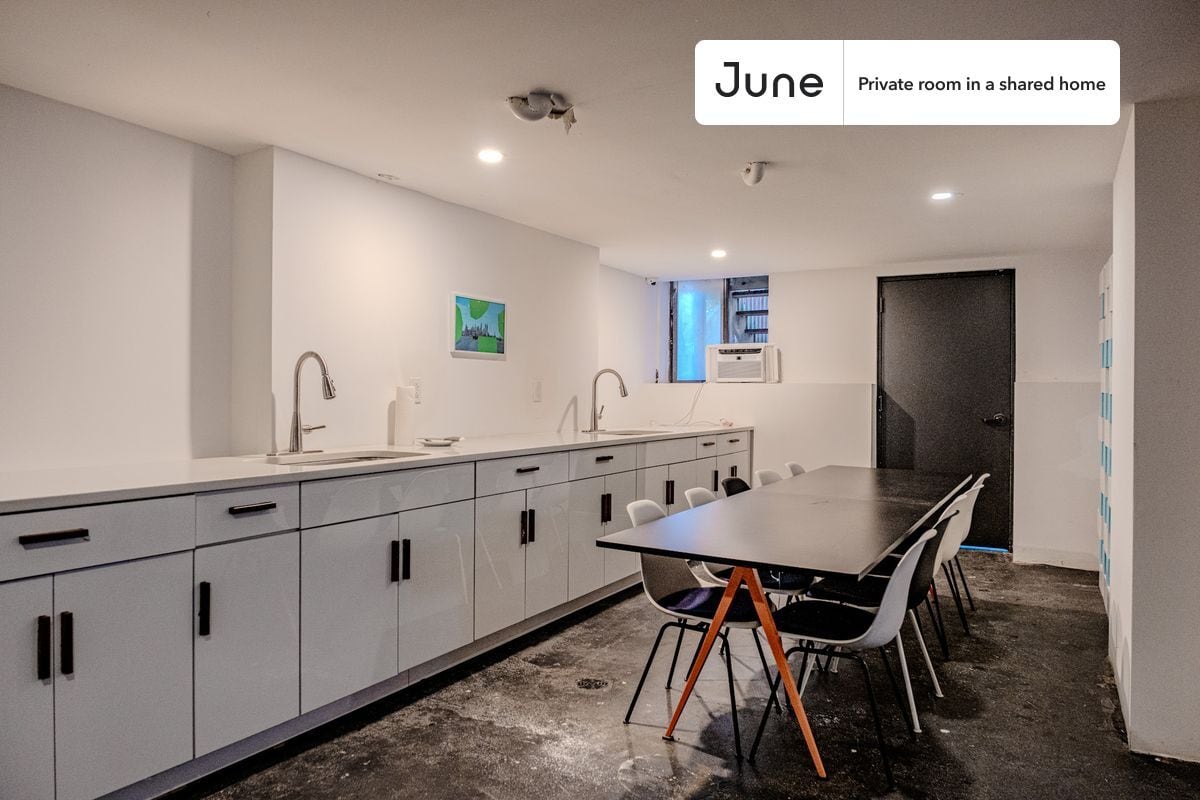 Building Photo - Room in Shared 3 bed/3 bath home