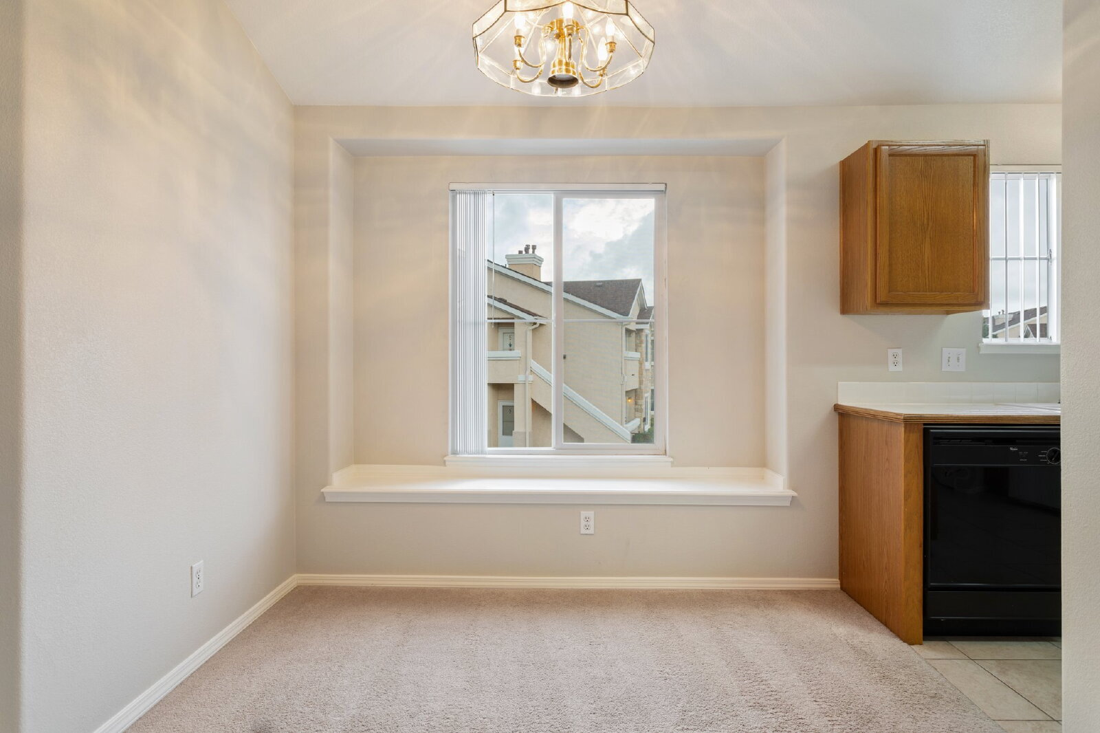 Building Photo - Stylish 3-Bed Condo in Gated Community – J...