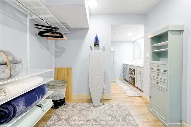 Building Photo - ALL UTILITIES INCLUDED & Fully Furnished! Sleek 2BR/2BA Townhome in Haines City