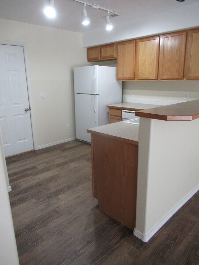 Building Photo - Townhome in CDA!
