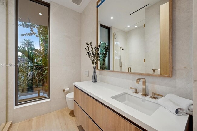 Building Photo - 424 W Rivo Alto Dr