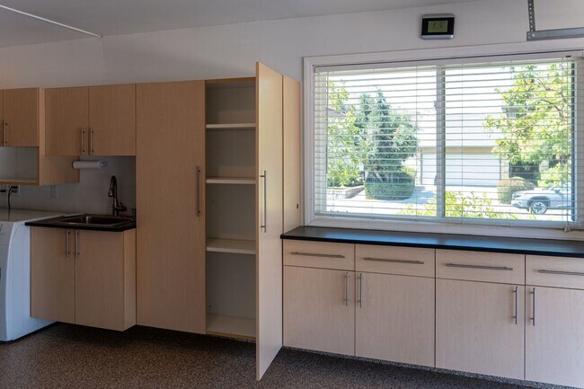 Building Photo - 5445 Sunvalley Ct