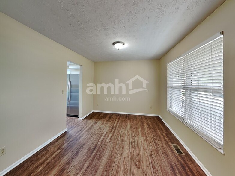 Building Photo - 982 Vixen Dr